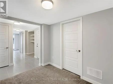 72 LIGNITE PRIVATE | 72 LIGNITE PRIVATE, Ottawa