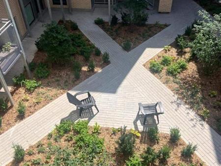 STUDIO SPACIEUX AVEC VUE SUR UN LUXURIANT JARDIN PRIVÉ RENOVE