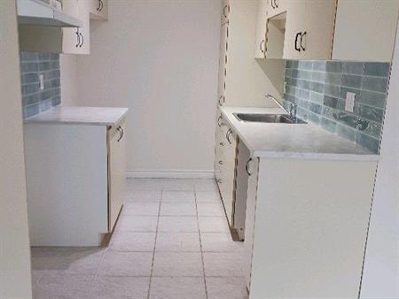 Libre maintenant Grand 6.5 sur deux étages au rez-de-chaussée dans un quadruplex