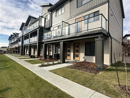 Modern 2 Bedroom + Den Townhouse in Glenridding Community (PN1104) | 1203 163 St Sw Unit, Edmonton
