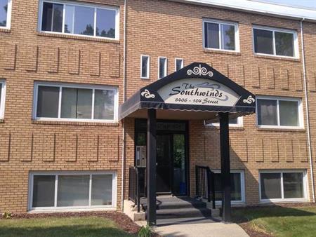 EXCELLENT LOCATION - 1 BEDROOM SUITE NEAR WHYTE AVE | 8406 104 Street Northwest, Edmonton