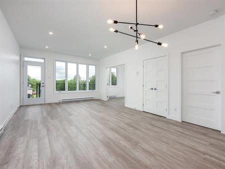 Grand appartement 5 ½ moderne à louer à Sutton – Logement lumineux, spacieux et entouré de nature !