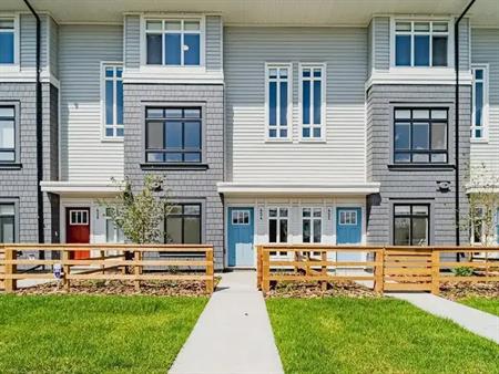 Brand New 3 Bedroom | 2.5 Bathroom Townhouse in Pine Creek – Available Now | SF179 | 210 Ave SW, Calgary