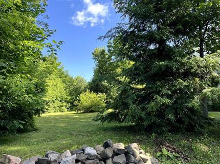 Terrain résidentiel à vendre à Richelieu en Montérégie au coeur de la Rive-Sud.