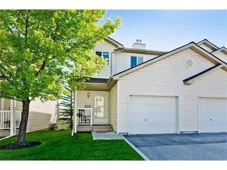 3 Bedroom Home with Finished Basement - All Exterior Maintenance Included. | Douglas Glen Park SE, Calgary