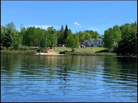 Chalet à louer sur le bord de l'eau
