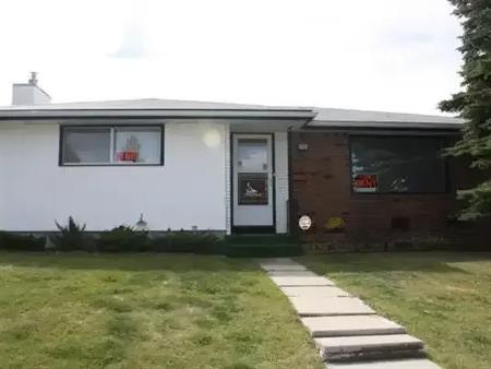 Great 4 bedroom Home -.  Huge heated Garage | Calgary