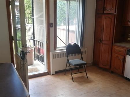 ST. LEONARD: 3 ½ TOUT RENOVER - BIJOU