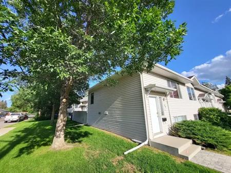 Entire 3 Bedroom Townhouse in Forest Grove, Perfect for Students or Professional | Saskatoon