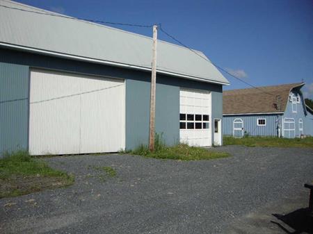 FERMETTE AVEC ÉRABLIERE GARAGE, ENTREPOT, avec terre a bois mature et plantation ,