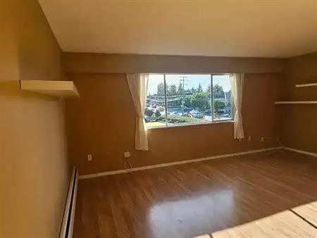 Top floor south and west facing corner-unit, spacious 2 Bedroom / 1 Bathroom apartment with outdoor pool $2,300 (Delta), 920 