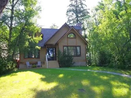 Next to UofA, in Windsor Park, quiet home, lots of light, new amenities | 9203 118 Street Northwest, Edmonton