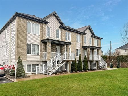 Grand 4 ½ à louer – Sur 2 étages – 2 stationnements