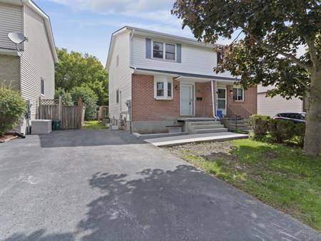 Newly renovated 3 bedroom, 2 storey unit in Central Kingston | 15 Trillium Court, Kingston