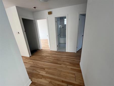 5 ½ Rénové à Anjou ( Haut De Duplex)