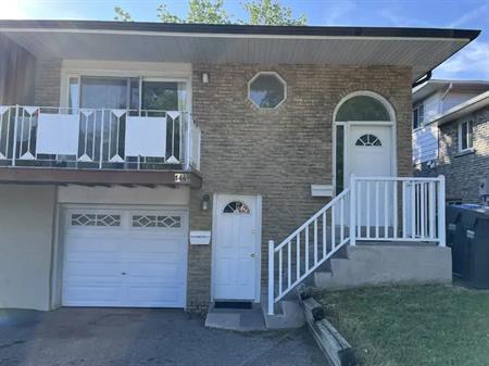 Move in Ready 3 bedroom 2 full bathroom backsplit | 144 Abell Drive, Brampton