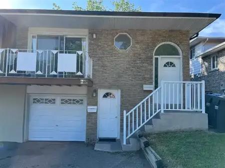 Move in Ready 3 bedroom 2 full bathroom backsplit | 144 Abell Drive, Brampton