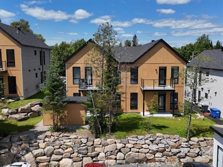 Condos neufs au rez-de-chaussée – à 2 minutes de marche des commerces. Saint-Donat •