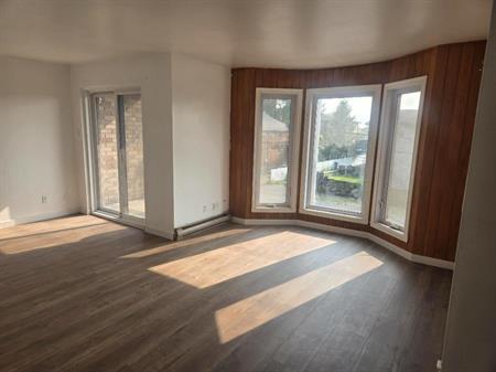 LOGEMENT 5 ½ À LOUER - TRÈS GRAND-APPARTEMENT - STYLE CONDO