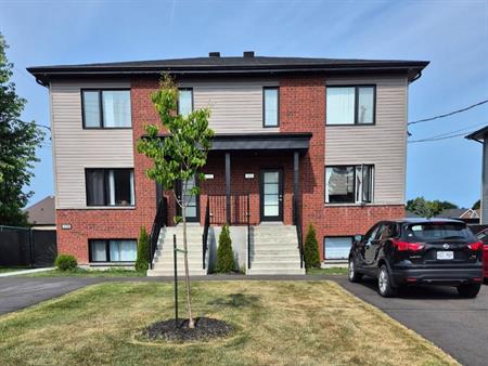 logement 5 1/2 sur deux étages avec cour arrière gazonné à Sainte-Madeleine