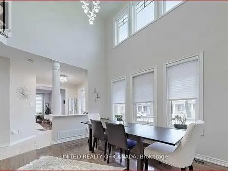 2 THISTLE AVENUE | 2 THISTLE AVENUE, Richmond Hill
