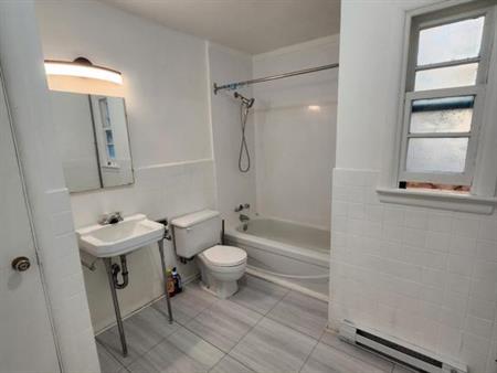 Très grand 5 1/2 rénové avec 3 chambres fermés