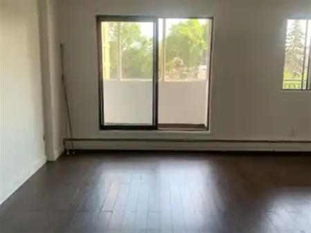 Cozy One bedroom + sunroom in the hub of downtown | 403 - 111 14 Ave SE, Calgary