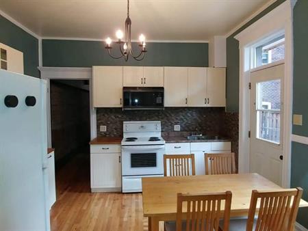 Charmant appartement de 4 chambres à coucher près de la Petite Italie
