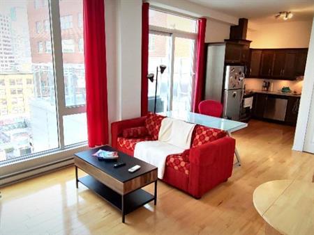 Meublé avec grande terrasse + super vue + grandes fenêtres. Juste wow!