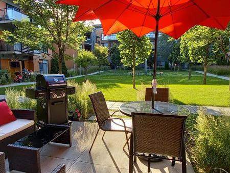 LUXUEUX 4 ½ MEUBLÉ AVEC TERRASSE PRIVATIVE SUR COUR - PLATEAU