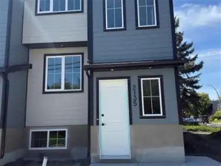Modern 3-Bedroom Townhouse – Steps from SAIT | Garage | Maintenance-Free Living | 2121 13 Street Northwest, Calgary