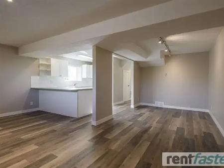 KILLARNEY / LARGE BRIGHT 2 BR plus DEN, RECENTLY RENOVATED | 2039 B 30 St SW, Calgary