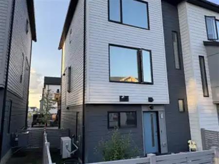 A very rare two-car garage townhouse, corner unit, feels like a semi-detached. | 32 - 32 Evanscrest Court Northwest, Calgary