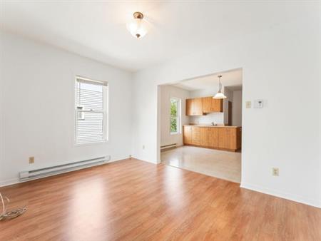 Beau 3 ½ lumineux au 2ᵉ étage – 27, rue Paré, Granby