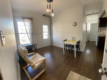 Prêt a vivre - 3 1/2 libre maintenant, meublé, chauffage, eau chaude, WIFI inclus
