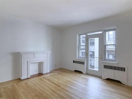 Lennox-Deacon | 6210 Chemin Deacon, Montreal