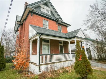 3 Beds 1 Bath - Apartment - Only 8 month lease required! | 96 McDonnel Street, Peterborough