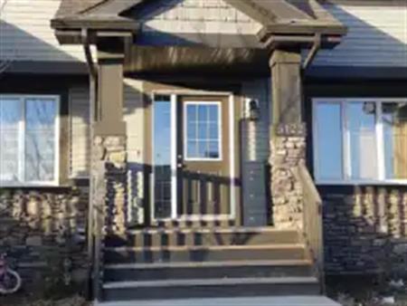 Clean bright spectacular looking Townhouse - October 1st possession. | 5122 22 Avenue Southwest, Edmonton