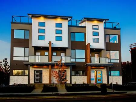 Modern 3+ bed / 2.5 bath / Dbl Car Garage / Rooftop Patio Rental | Sherwood Park