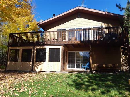 Chalet au bord du l’eau à louer à St-Zénon. À 1h30 de Montréal!!!