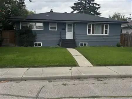 Spacious 3 bedroom A/C main floor bungalow on quiet crescent, utilities included | 54 montrose crescent, Calgary