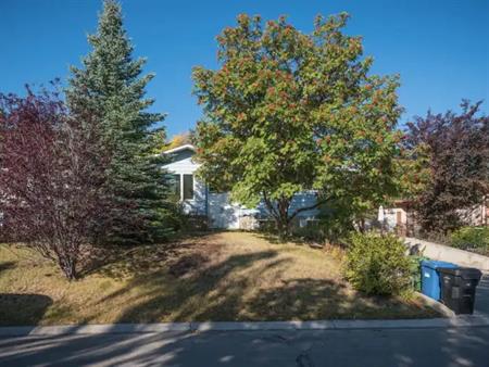 Beautiful 4 bed + 5 min walking to LRT | 111 Cantrell Place Southwest, Calgary