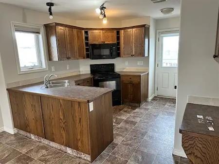Southbrook 3-Bed Upper Suite – 1,200 sq ft, Private Yard, $1,700 | 46 Stephenson Crescent, Red Deer