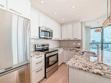 Luxury 19th-Floor Corner Unit with Panoramic Views near BMO, LRT, & DT | 225 11th Ave SE, Calgary