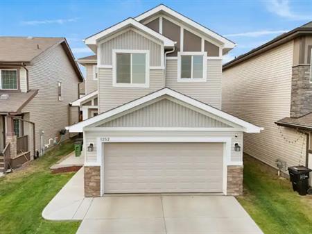 Stunning  3-Bed Home with Huge Bonus Room & Spice Kitchen in Tamarack | Edmonton