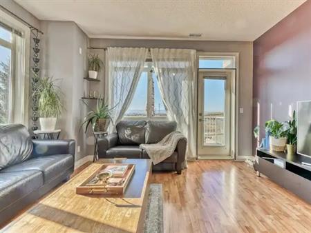 Warm & Cozy 2-Bed End Unit with Stunning Mountain Views | 109 Rockyledge View NW, Calgary
