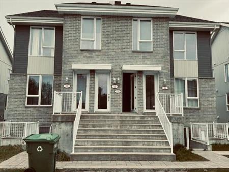 Appartement style condo 4 1/2 à louer