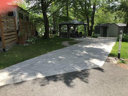 Terrain Camping Parc Bromont au bord d’un ruisseau