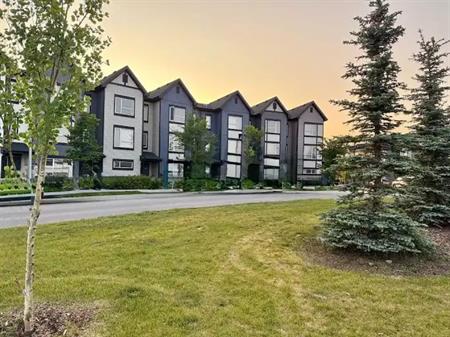 TOWNHOUSE LOCATED IN A PRIME EVANSTON  PLAYGROUND / PARK & BEAUTIFUL FRONT VIEW | 116 Evanscrest Manor Northwest, Calgary