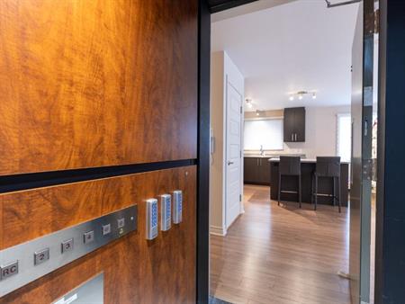 5 1/2 octobre LUXUEUX ASCENSEUR PRIVÉ 50 ANS ET PLUS FVRIER 2025 VENEZ VOIR SUR PLACE.. TRES GRAND 1740 PC HAUT DE GAMME. ST 
